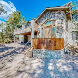 Elegant Cabin Among the Pines-Views, Near Downtown