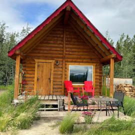 Dry Log Cabin with Mountain Views, hotel Upper Laberge-ben