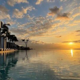 New! Luxury 2bd 2ba Romantic Zone Largest Pool in PV Sea View Balcony, hotell sihtkohas Puerto Vallarta