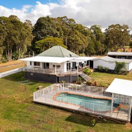 'Rail Trail Cottage'-Artisan home with pool & AC