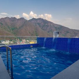 Perfectstayz Premium Laxmi Heritage with Rooftop Pool & Cafe、リシケーシュのホテル