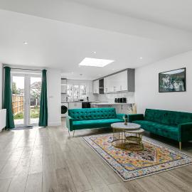 Spacious Detached House with 7 Beds Includes Ping Pong and Pool Table Sleeps 14 Free Parking, hotel din Feltham