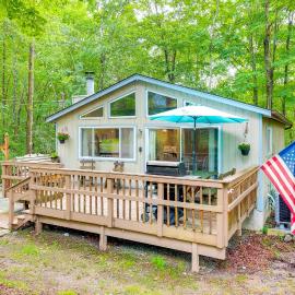 Deck & Fire Pit: Pet-Friendly Pocono Lake Abode!, hotel i Pocono Lake