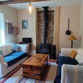 Ceps Cottage sleeps 6 with free wifi near the river