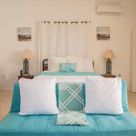 Villa Serenity Water View Suite Sleeps 3 w Pool, hotel in Providenciales
