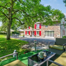 4 Bedroom Awesome Home In Dangy, hotel di Dangy