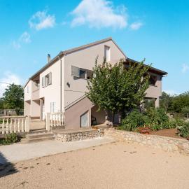 3 Bedroom Lovely Apartment In Radasinovci