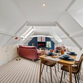 2-Bedroom Cotswolds Chic, Cosy & Tranquil Retreat, Norcote Loft, Sleeps 3, With Private Parking SUMMER SPECIAL OFFER! - by Blue Puffin Stays, hotel a Gloucestershire