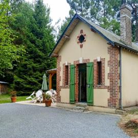 Gite meublé avec étang en lisière de forêt., hotell i Les Grandes Prouillères