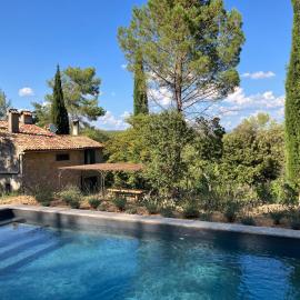 Domaine Le Poucet - Piscine en forêt, hotell i Cotignac