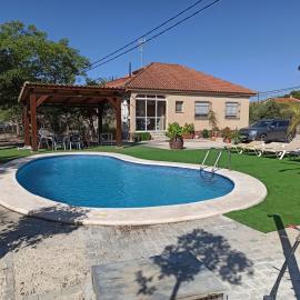 Casa con piscina y gran arboleda. (Casa Brasil)