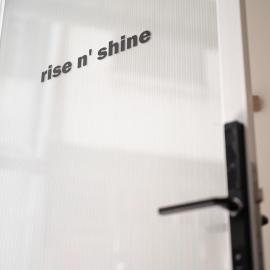 Rise N Shine 沐光冉冉 - 依人數開放房間-台南市民宿724, hotell i Tainan
