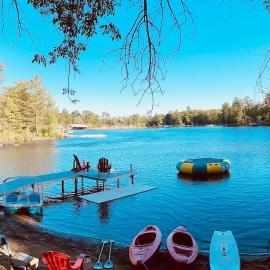 Muskoka Waterfront Cottage - Moon River with HOT TUB, hotell sihtkohas Bala