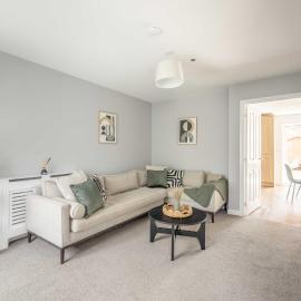 Windsor 10 Mins - 3 Bedrooms, 2 Bathrooms House with Parking - By Tempstay