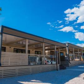 XL Premium Mobile Home Ivatti&Attiva 80 m from the Beach - Camp HERON ISLAND: Drage şehrinde bir otel