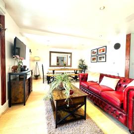 The Bear Apartments, hotel in Llandovery