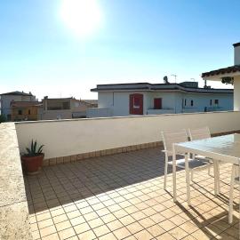 Marcelli, trilocale ristrutturato con terrazzo vista mare