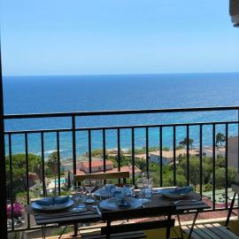 VUE MER EXCEPTIONNELLE !! Studio calme et lumineux sur la prestigieuse route des Sanguinaires à Ajaccio، فندق في أجاكسيو