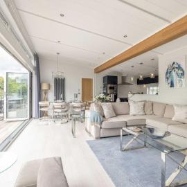 Luxury Lodge with Hot Tub in Windsor Marina - By Tempstay, ξενοδοχείο σε Ουίνδσορ