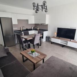 New luxury garden apartment close to the sea、Bahçeliのホテル
