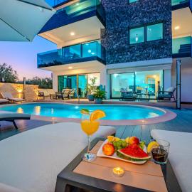 Luxury Apartments VilaMaloca, hotel i Vir