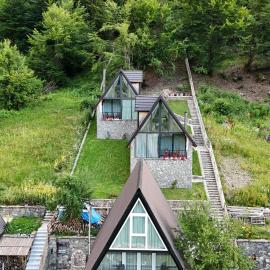 Columbus Villas, готель у місті Vermosh