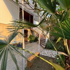 Guest house Bee, hotel v destinaci Ureki