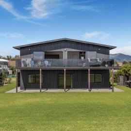 Black Bach- Beachfront Paradise Retreat, hotel in Opotiki