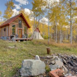 Colorful Cabin w/ Teepee, Fire Pits & Mtn Views!, hotel in Marble