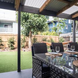 Modern Pet-friendly Mudjimba Townhouse, hotel Mudjimbában