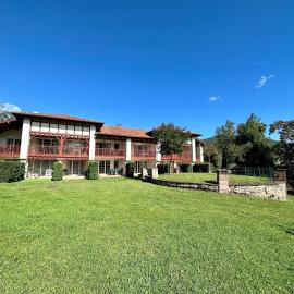Parc Arradoy D، فندق في Uhart-Cize