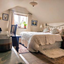 West Wing at The Swallows - Kingsize Ensuite Bedroom and Private Garden
