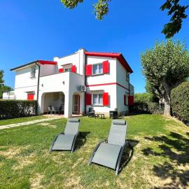 Seafront duplex villas sea view and spacious gardens, hotel in Porto Recanati
