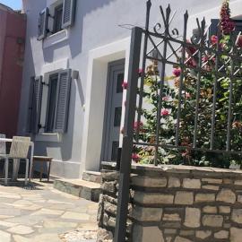Bright and airy Village Studio Maisonette, Hotel in Mytilinioí