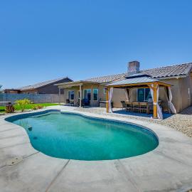 Family-Friendly Yuma Home w/ Private Yard & Pool, hotel a Fortuna