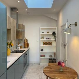 Sunny Air Conditioned Studio with Parking and Private Entrance