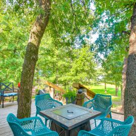 Shawnee Cabin w/ On-Site Reservoir Access!, hotel in Shawnee