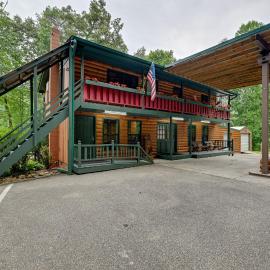 3 Mi to Lake Santeetlah! Rustic Apt w/ Decks, Hotel in Robbinsville