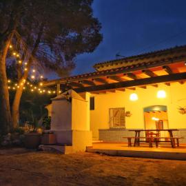 Casa Rural Pet Friendly con 10000 m2 de finca y piscina, Hotel in Rótova