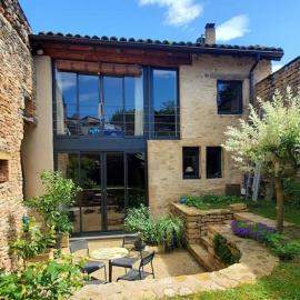 Maison romane avec jardin dans le centre de CLUNY