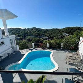 Casa Mariposa - Hilltop home with Pool and Rooftop, hotelli kohteessa Moscou