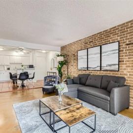 Your 2B Getaway - Walk Dtwn - Sleeps 6 - Pool and Prkg