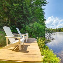 Breathtaking Newbury Cottage w/ Deck on Chalk Pond, Hotel in Newbury