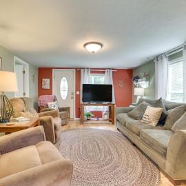 Visit Fife Lake & Traverse Bay! Farmhouse Hideaway, hotel in Fife Lake