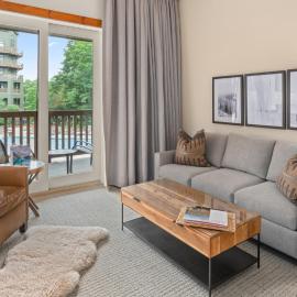 145 Lodge At Spruce Peak Ski In Ski In Ski Out King Studio By Stowe Mountain Rentals, hotelli kohteessa Stowe