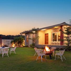 Inaayat Villa by StayVista - Luxe Retreat with Pool & Garden, hotel in Jaipur