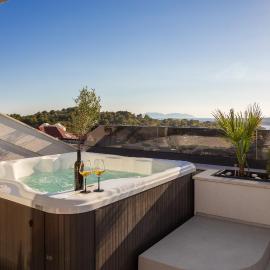 Luxury Penthouse Hvar with Jacuzzi & Sea View, hotell i Hvar