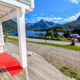 Exclusive and Cosy! Sea and Mountian View - Superfast Wifi, Washer and more included, Hotel in Sortland