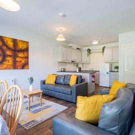 Spacious 3 Bed Apartment with Parking Galway, Hotel in Galway