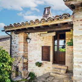 Castello di Cisterna Uno, hotel Cisterna városában